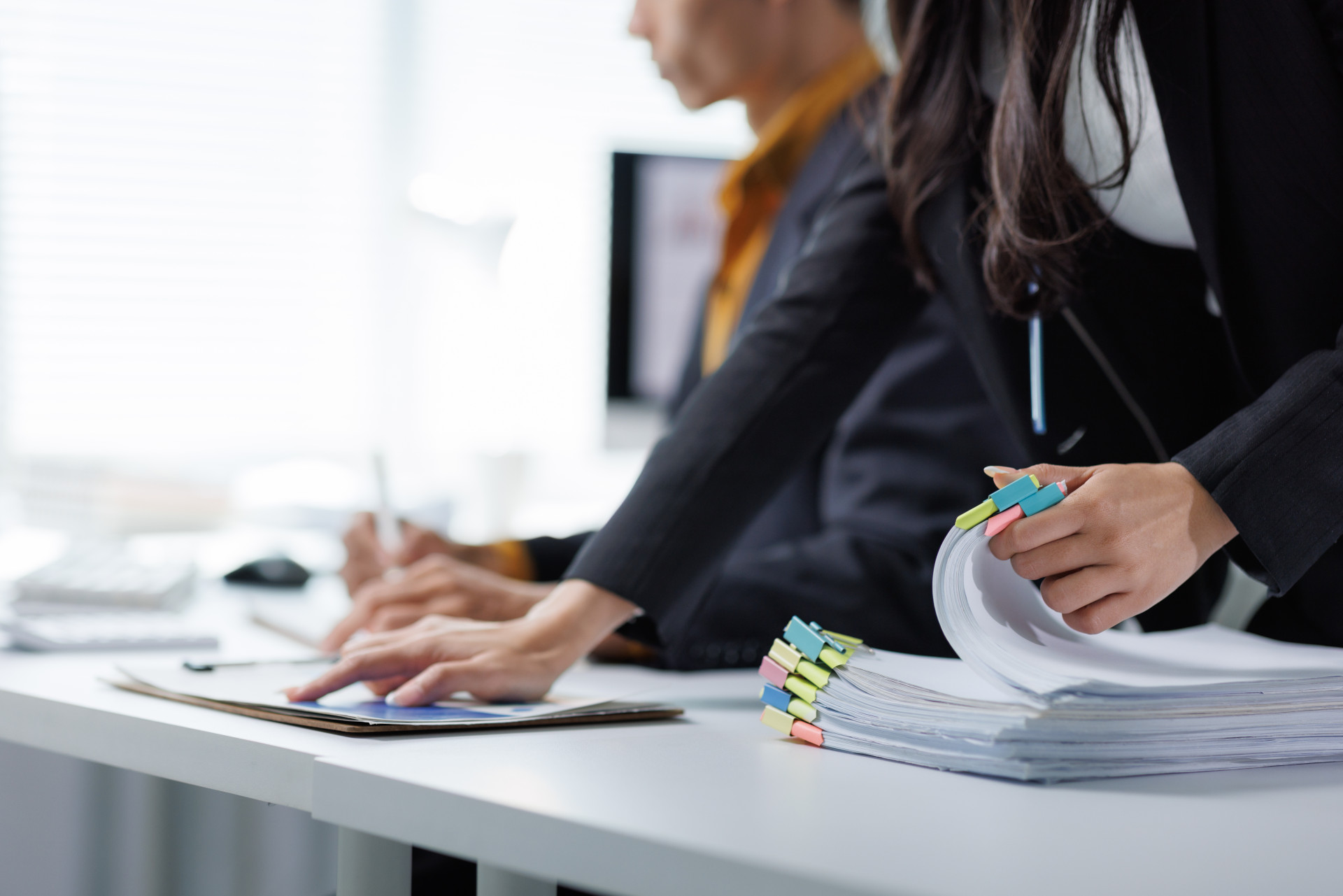 Zespół księgowych stojący w kółku, omawiają jakiś temat