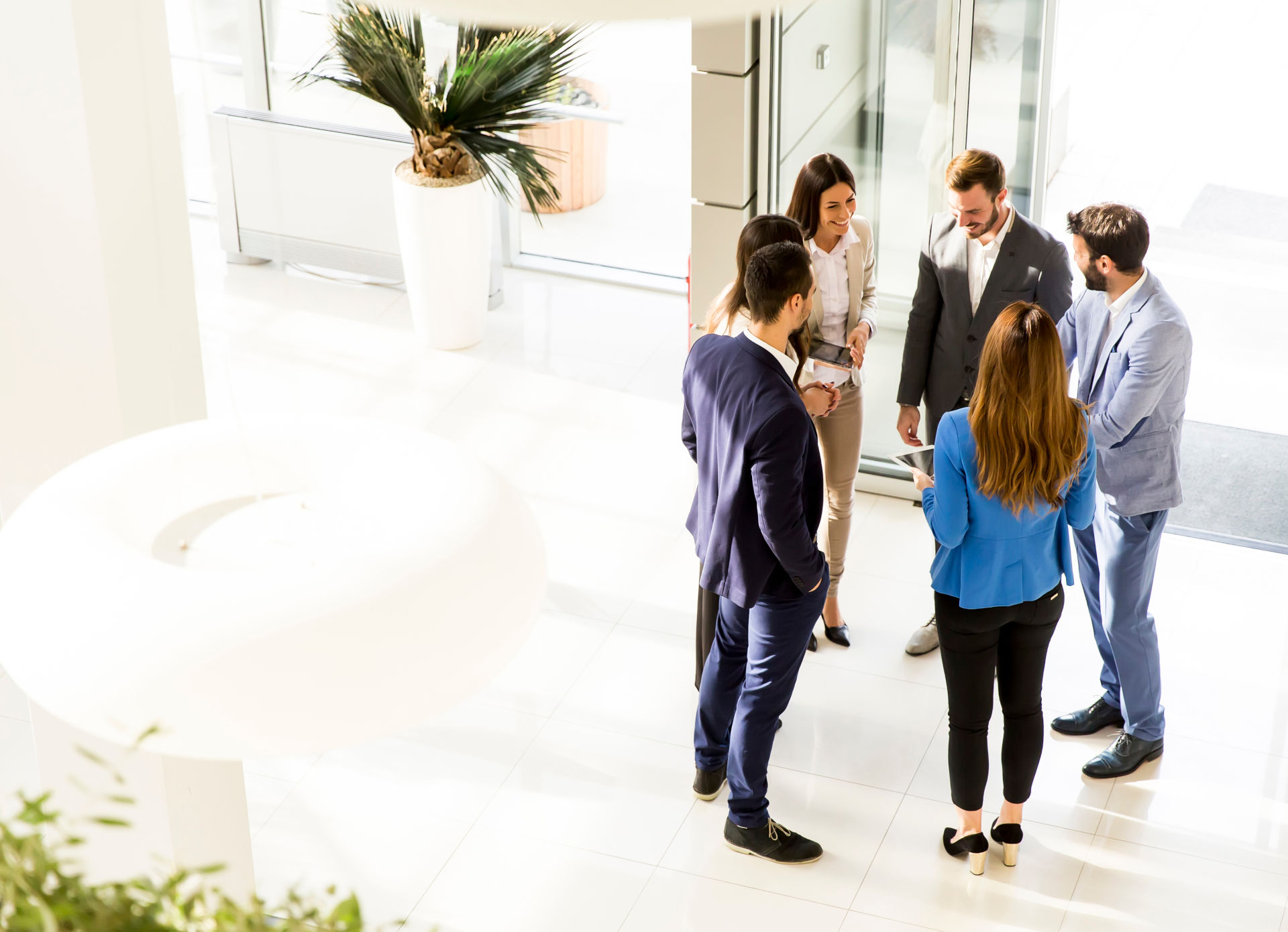 Zespół księgowych stojący w kółku, omawiają jakiś temat